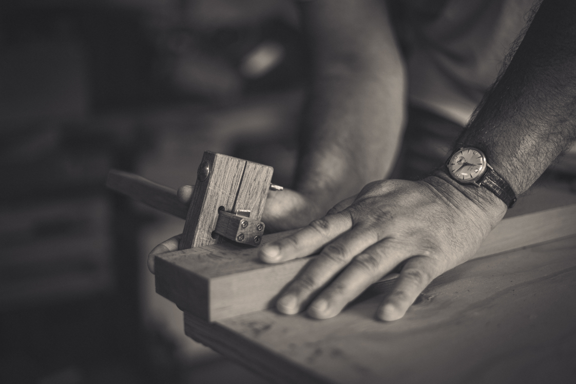 Traçage manuel d’une pièce de bois au trusquin dans l’atelier Silencium Loquor