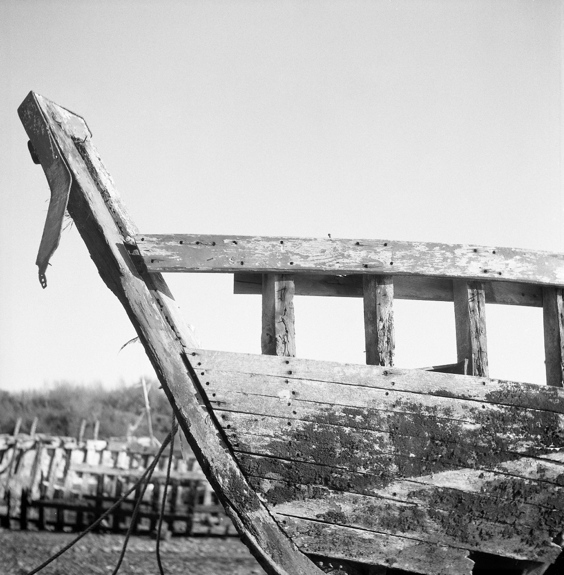 Après l’amer, photographie argentique noir et blanc d’une épave de bois