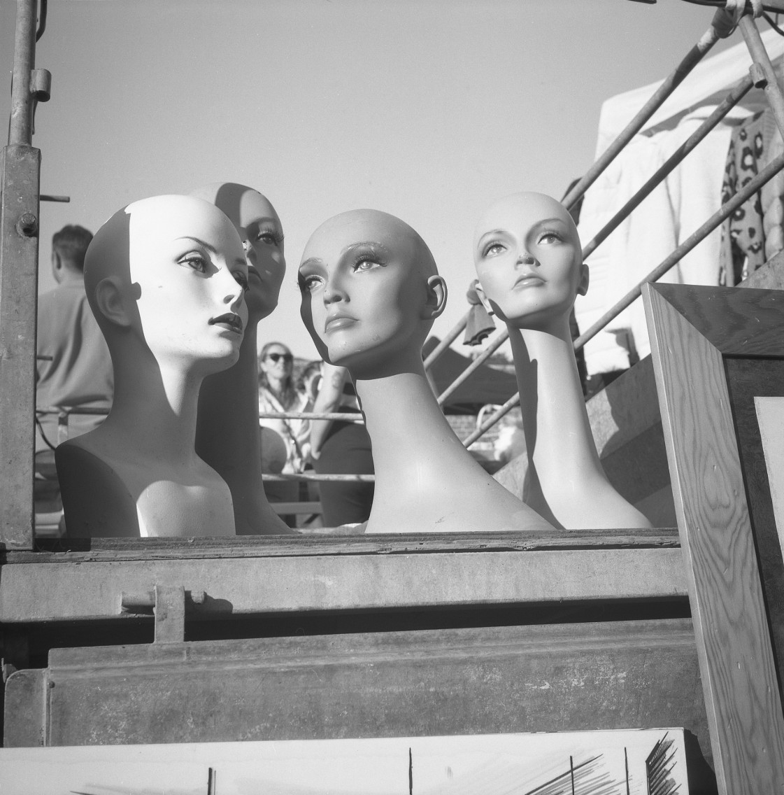 Le quatrième silence, photographie argentique noir et blanc de têtes de mannequins alignées